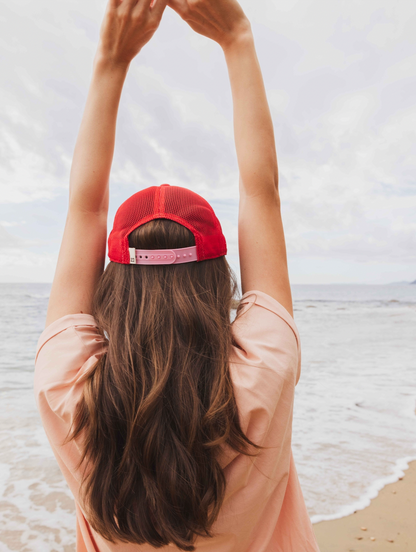 casquette rouge et rose